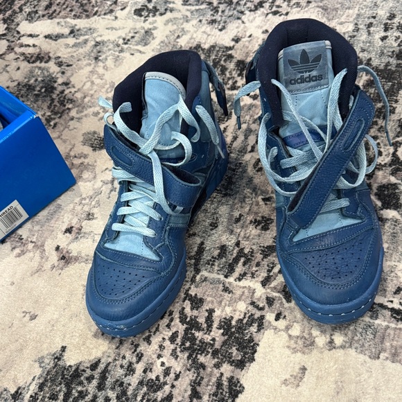 Men’s adidas Navy and Light Blue High-Top Sneakers forum size 7.5 - women’s 9 - Picture 4 of 8